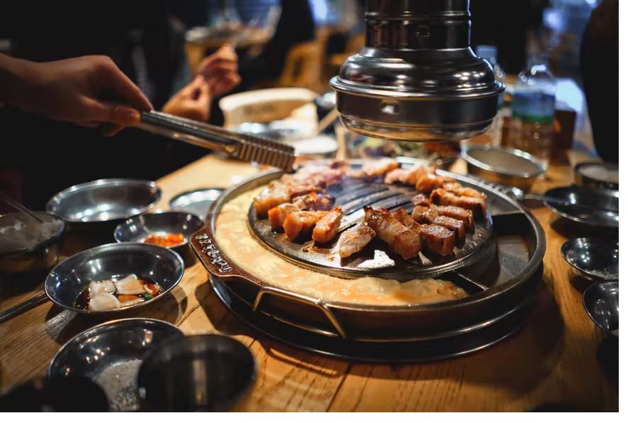 Ăn uống ở Hàn Quốc là một công việc chung, vì vậy bạn có thể phải rủ một nhóm đến thưởng thức các nhà hàng thịt nướng nổi tiếng ở đây