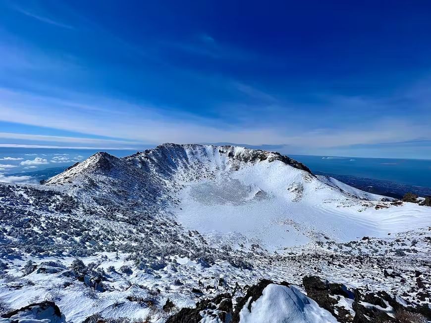 Hallasan, ngọn núi lửa hình khiên ở trung tâm đảo Jeju, phủ đầy tuyết
