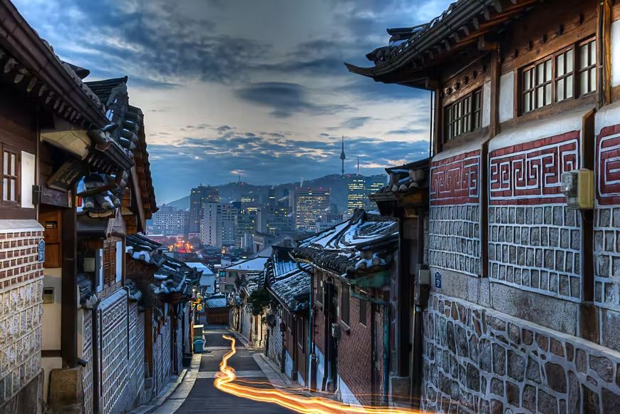 Khám phá những vùng lân cận trong lành như Làng Bukchon Hanok cho phép bạn cảm nhận Seoul với chi phí thấp hoặc miễn phí