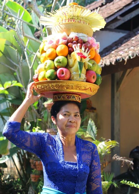 Những chiếc giỏ, bát đựng đầy hoa quả được phụ nữ đội trên đầu vào đền thờ cúng các vị thần.