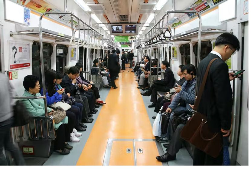Tàu điện ngầm Seoul nhanh chóng và hiệu quả và có thể đưa bạn đến hầu hết mọi nơi trong thành phố