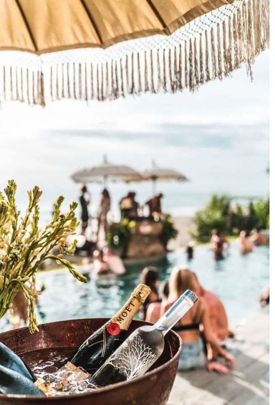 Với túi đậu và ô che nắng, The Lawn là một câu lạc bộ bãi biển hậu hippie-sang trọng nổi tiếng ở Canggu