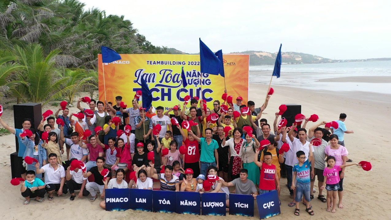 Tour du lịch kết hợp team building được tổ chức trên bãi biển