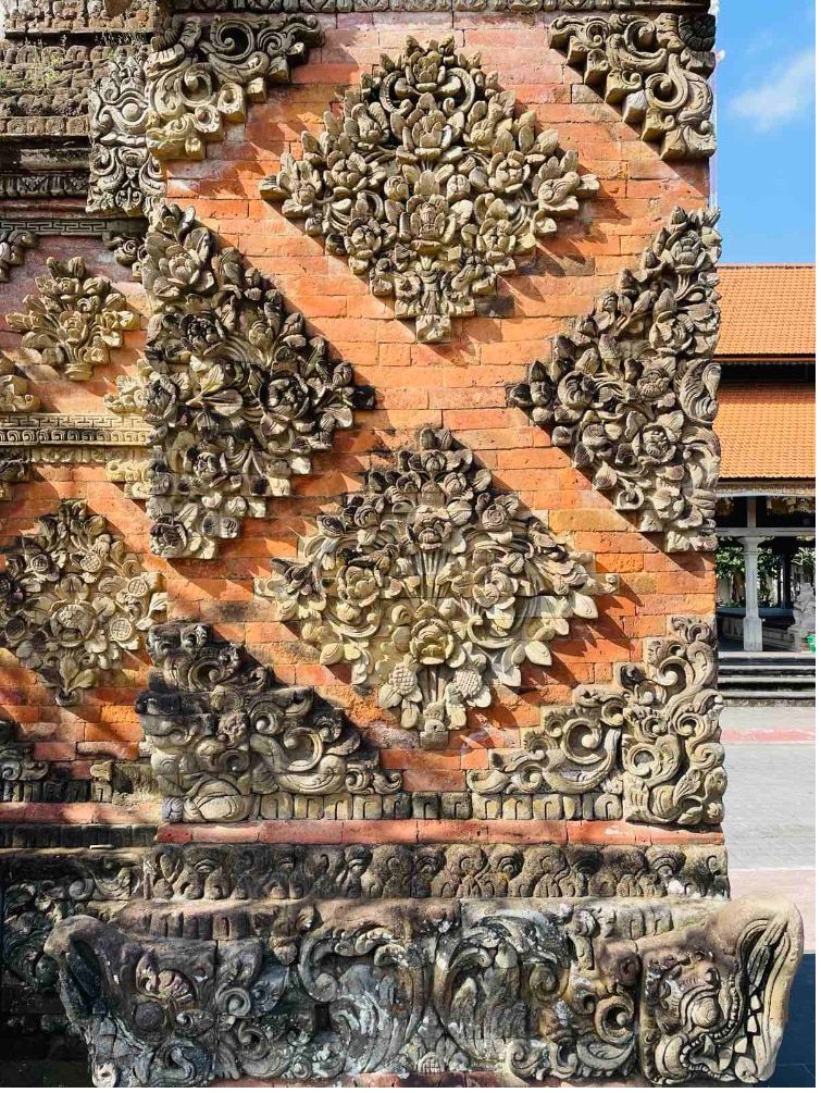 Các hình chạm khắc hoa trên các tòa nhà bằng gạch là đặc trưng của các ngôi đền Bali.