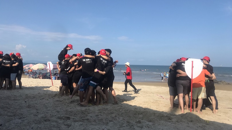 Các nhóm đang tham gia chương trình Team Building bãi biển