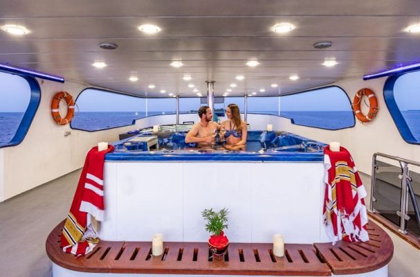 Lặn sâu xuống phía nam của Maldives để tìm kiếm cá mập