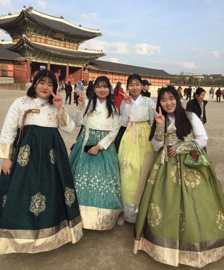 Người Hàn Quốc cũng rất yêu thích trang phục truyền thống
