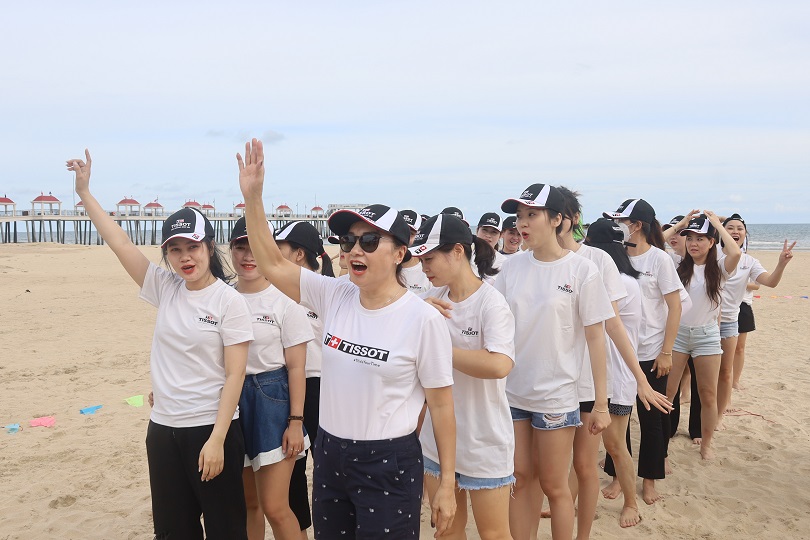 Nhân sự của TopTen-Tissot tham gia Tour Du lịch Kết hợp Team Building tại bãi biển