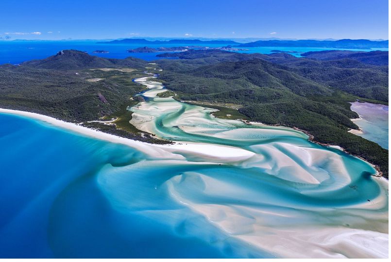 Quần đảo Whitsunday nằm ngay ngoài khơi bờ biển phía đông của Úc trong Lãnh thổ Queensland