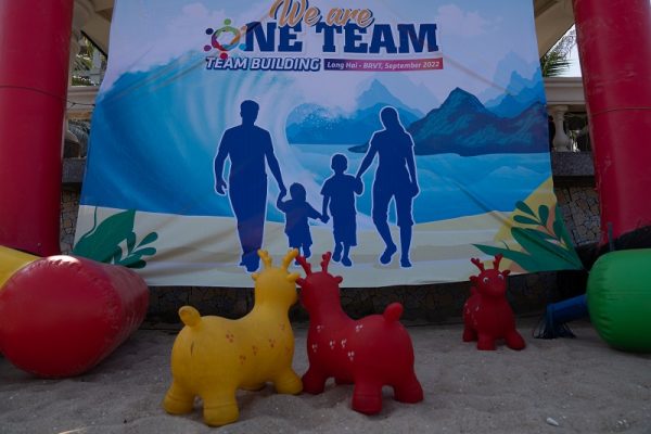 4 hoạt động Team Building mùa hè và mùa thu tốt nhất: Khi chúng ta chuyển sang mùa thu, tại sao không tạo điều kiện cho một hoạt động Team Building kết nối vào cuối mùa hè hoặc đầu mùa thu? Nhưng thật ra mua nào cũng có những hoạt động Team Building thú vị, chỉ là chủ yếu rằng mùa hè là mùa của du lịch đại chúng, cũng như chính nó là du lịch nên sẽ có những công ty lớn tổ chức các Chương trình Tour du lịch kết hợp Team Building cho toàn thể khối văn phòng và sản xuất hoặc các phòng ban khác nhau cùng tham gia để nâng cao tính đoàn kết của công ty. Hơn thế nữa, sẽ có những khoảnh khắc thú vị trong các hoạt động Team Building mà chúng ta sẽ nhớ mãi. Dưới đây là 4 hoạt động Team Building mùa hè và mùa thu tốt nhất để tăng thêm niềm vui và sự kết nối cho nhóm của bạn. Hoạt động Team Building mùa hè Tàu phá băng mùa hè Đây là một phương tiện phá băng nhanh, nhẹ mà bạn có thể sử dụng khi bắt đầu cuộc họp nhóm để tìm hiểu về nhóm của mình và giải trí một chút khi chia sẻ về các kỳ nghỉ yêu thích của bạn. Theo truyền thống, nhiều người đi nghỉ vào mùa hè. Tôi thấy thật hấp dẫn khi mọi người thích làm những điều khác biệt trong kỳ nghỉ. Đây là một phương tiện phá băng nhanh, nhẹ mà bạn có thể sử dụng khi bắt đầu cuộc họp nhóm để tìm hiểu về nhóm của mình và giải trí một chút khi chia sẻ về các kỳ nghỉ yêu thích của bạn. Cách đơn giản nhất để làm điều này là chỉ cần hỏi, "Nếu bạn giành được một kỳ nghỉ kéo dài một tuần, bạn sẽ đi đâu và làm gì?" Một tùy chọn khác là chia sẻ trang trình bày này và đặt câu hỏi tương tự. Trong slide này, 5 loại kỳ nghỉ phổ biến được trình bày: du thuyền, bãi biển, công viên giải trí, khám phá thành phố và phiêu lưu ngoài trời. Mọi người có thể bắt đầu gặp khó khăn trong các chi tiết cụ thể, chẳng hạn như: Có giới hạn ngân sách không? Có bao nhiêu người có thể đi? Nó có phải là một trong những nơi này không? Nếu điều này xảy ra, chỉ cần khuyến khích họ tự quyết định xem họ sẽ chọn ai, họ sẽ đi đâu và giới hạn ngân sách sẽ là bao nhiêu. Không có câu trả lời đúng hay sai, đây chỉ đơn giản là một cách để tìm hiểu về nhau. Hơn nữa, hình dung bản thân ở một nơi nào đó mà chúng ta muốn đến, nơi có thể giúp chúng ta có tâm trạng tốt cho cuộc họp của mình. Hoạt động nhóm với chủ đề kem Kem có thể là một cách ngon miệng để thưởng cho nhóm của bạn và tạo ra một kỷ niệm vui vẻ cùng nhau. Dưới đây là sáu cách để kết hợp kem vào một hoạt động Team Building. Tìm kiếm một cách thú vị để kết nối với nhóm của bạn trong mùa hè này? Kem có thể là một cách ngon miệng để thưởng cho nhóm của bạn và tạo ra một kỷ niệm vui vẻ cùng nhau. Bạn có thể giữ nó đơn giản và chỉ cung cấp kem trong cuộc họp hoặc thử một trong các hoạt động ăn kem dưới đây. Ngày kem quốc gia là một điều có thật Bạn có biết rằng Chủ nhật thứ 3 trong tháng 7 được Tổng thống Ronald Reagan coi là Ngày Kem Quốc gia vào năm 1984? Có vẻ như một lý do chính đáng để tôi thưởng thức kem với nhóm của bạn. 1. Yêu cầu mọi người mang kem topping yêu thích của họ hoặc yêu cầu họ cho bạn biết họ thích gì và bạn mang món đó cho họ. Sau đó, thiết lập một Ice Cream Bar với các hương vị kem và lớp phủ khác nhau và thưởng thức làm bánh su và ăn chúng cùng nhau. 2. Mua 5 loại kem có mùi vị khác thường và thử vị giác để xem ai có thể đoán đúng mùi vị. 3. Cùng nhau làm kem tự làm vào một buổi sáng tại nơi làm việc và ăn sau bữa trưa. Hãy thử công thức Ice Cream in a Bag này - thật là thú vị! 4. Thiết lập Cuộc thi làm Kem bằng cách chia thành các đội phụ và tổ chức một cuộc thi để xem đội nào làm ra hương vị ngon nhất. 5. Tham gia một chuyến đi thực tế đến một tiệm kem hoặc nhà hàng địa phương phục vụ sữa lắc hoặc sữa trứng và cùng nhau thưởng thức một bữa ăn hoặc bữa ăn nhẹ. 6. Tổ chức một mạng xã hội về kem cho một nhóm khác trong tổ chức của bạn hoặc cho khách hàng của bạn như một cách thú vị để thể hiện sự đánh giá cao của bạn và kết nối Nếu bất kỳ ai trong nhóm không thích kem hoặc không thể ăn được, hãy mang nước ngọt hoặc kem que cho họ. Những điều nhỏ nhặt trong cuộc sống như; giao tiếp qua kem có thể làm tươi sáng hơn những ngày của chúng ta và nó có thể tạo ra một không gian để kết nối với những người khác và tạo ra những kỷ niệm vui vẻ cùng nhau. Hoạt động Team Building mùa thu Hoạt động Team Building Cuộc thi Khắc đèn lồng Jack-o Bí ngô có nhiều vào tháng Mười. Chúng được sử dụng để trang trí, làm bánh bí ngô hoặc chạm khắc đèn lồng. Chúc các bạn vui vẻ với cuộc thi chạm khắc đèn lồng jack-o. Dưới đây là một bài tập Team Building có tên Cuộc thi chạm khắc đèn lồng Jack-o mà bạn có thể thực hiện với đội điều khiển từ xa hoặc trực tiếp của mình vào mùa thu này. "Tis October", và nơi tôi sống có rất nhiều bí ngô. Chúng được sử dụng để trang trí, làm bánh bí ngô hoặc chạm khắc đèn lồng. Chúc các bạn vui vẻ với cuộc thi chạm khắc đèn lồng jack-o. Trong hoạt động Team Building này: 1. Chia nhóm của bạn thành các nhóm nhỏ 2-3 người. 2. Cho họ 30 phút để khắc một chiếc đèn lồng. 3. Khi hết thời gian, hãy chia sẻ những chiếc đèn lồng jack-o của bạn và ăn mừng bằng một số món ăn nhẹ theo mùa (bánh bí ngô, bánh mì bí ngô hoặc hạt bí ngô). Để thêm một số năng lượng: • Biến nó thành một cuộc thi. • Trao giải cho sáng tạo nhất, bất thường nhất, xấu nhất hoặc đáng sợ nhất. • Xem xét một giải thưởng liên quan đến bí ngô chẳng hạn như; một thẻ quà tặng để nhận được một ly Pumpkin Spice Latte hoặc một ngọn nến thơm bí ngô. Nguồn cung cấp cần thiết: • 1 quả bí ngô lớn cho mỗi đội • Dao khắc • 1 cây nến cho mỗi quả bí ngô • Diêm • Khăn trải bàn bằng nhựa Đây là 2 phiên bản Team Building từ xa: 1. Yêu cầu mỗi người khắc một quả bí ngô và mang đến buổi họp nhóm để thể hiện khả năng sáng tạo của mình qua video. Khuyến khích họ tham gia cùng các thành viên trong gia đình hoặc bạn bè để giúp đỡ họ. 2. Chia nhóm của bạn thành các nhóm 2-3 người và đưa họ vào một phòng đột phá. Hãy cho họ 3 phút để vẽ chiếc đèn lồng đẹp nhất của họ bằng các công cụ vẽ. Hoạt động mùa hè HOẶC mùa thu (hoặc bất kỳ mùa nào) Bốn mùa Mọi người, các nhóm và tổ chức đều trải qua các “mùa” khác nhau trong cuộc đời của họ. Mỗi mùa đều mang đến những niềm vui và thử thách riêng. Hoạt động Team Building nhằm xây dựng lòng tin này có thể được thực hiện ở cấp độ cá nhân, cấp độ nhóm hoặc cả hai. Khi chúng ta chuyển đổi từ mùa này sang mùa khác, chúng ta có thể trải qua hy vọng, phấn khích hoặc buồn bã. Thăng trầm là một phần tự nhiên của cuộc sống đối với cả con người và nền văn hóa. Cuộc tập trận Four Seasons là một hoạt động Team Building nhằm xây dựng lòng tin sẽ mở ra cánh cửa cho các cuộc trò chuyện về cách mọi người xem mùa giải trong quá khứ, hiện tại hoặc tương lai. Niềm tin được xây dựng khi mọi người cởi mở chia sẻ về bản thân họ. Hoạt động này có thể là một tàu phá băng nhanh chóng hoặc được sử dụng như một phần dẫn dắt cuộc trò chuyện sâu hơn trước khi thực hiện một số kế hoạch chiến lược. Hãy điều chỉnh nó để làm việc với nhóm của bạn. Hướng dẫn: 1. Chia sẻ slide với bốn mùa trên đó. 2. Hỏi một câu hỏi khiêu khích chẳng hạn như: Mùa giải nào thể hiện vị trí của cá nhân bạn ngay bây giờ? Tại sao? Mùa giải nào đại diện cho nơi bạn nhìn thấy đội của chúng tôi ngay bây giờ? Tại sao? Mùa nào là yêu thích của bạn? Tại sao? Bạn muốn tham gia vào mùa nào? Tại sao? 3. Sau khi mỗi người có vài phút để chia sẻ phản hồi của họ, hãy trò chuyện về những việc cần làm với thông tin này. Bản tóm tắt Bài tập Team Building 4 mùa có thể xây dựng lòng tin giữa các thành viên trong nhóm. Bạn có thể sử dụng hoạt động này để bắt đầu các cuộc trò chuyện mới với nhóm của mình về cách họ xem mùa trước, hiện tại hoặc tương lai. Lập kế hoạch hoạt động nhóm liên quan đến mùa giải là một cách thú vị để tham gia và kết nối dựa trên tâm trạng của mỗi mùa. Hãy thử một trong 4 hoạt động Team Building mùa hè và mùa thu này với nhóm của bạn.