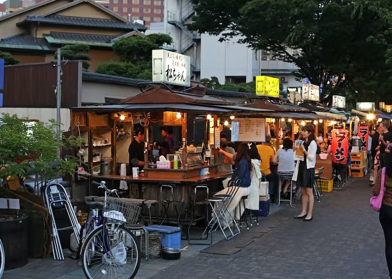 Ăn tối tại một yatai là một trải nghiệm cần thiết ở Fukuoka