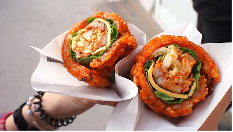 Bánh quế Bibimbap là một trong những món ăn đường phố phổ biến ở Jeonju