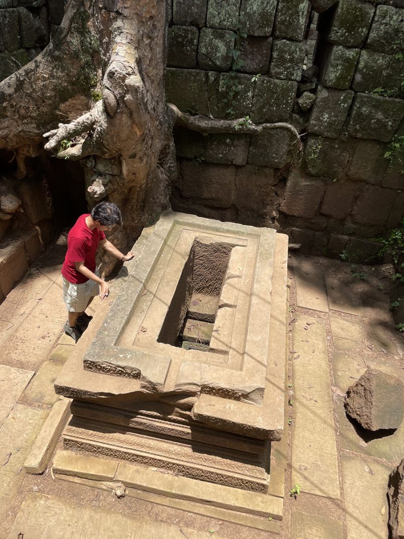 Bệ của các tác phẩm điêu khắc bị đánh cắp gần đây được các nhà khảo cổ học Campuchia phát hiện