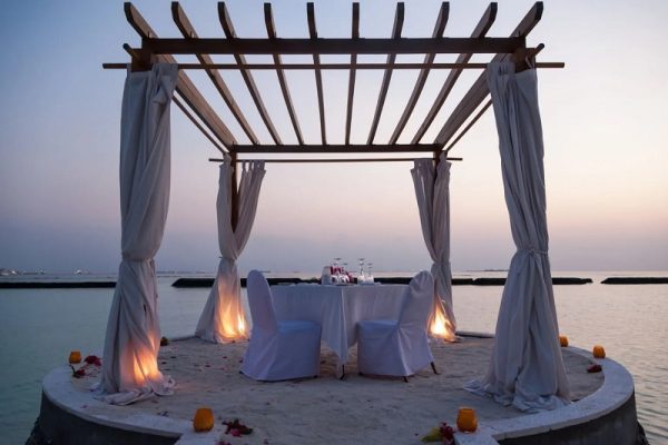 Bữa tối dưới ánh nến ở Maldives
