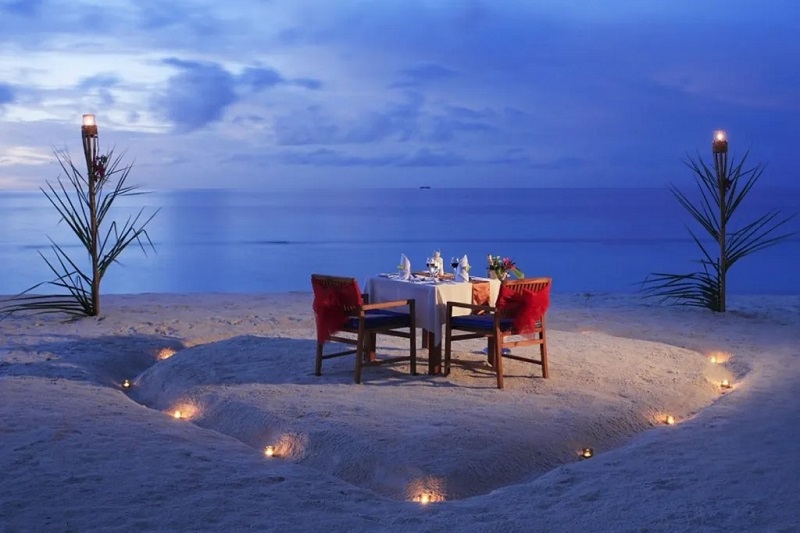 Bữa tối dưới ánh nến tại Arena Beach Hotel Maldives