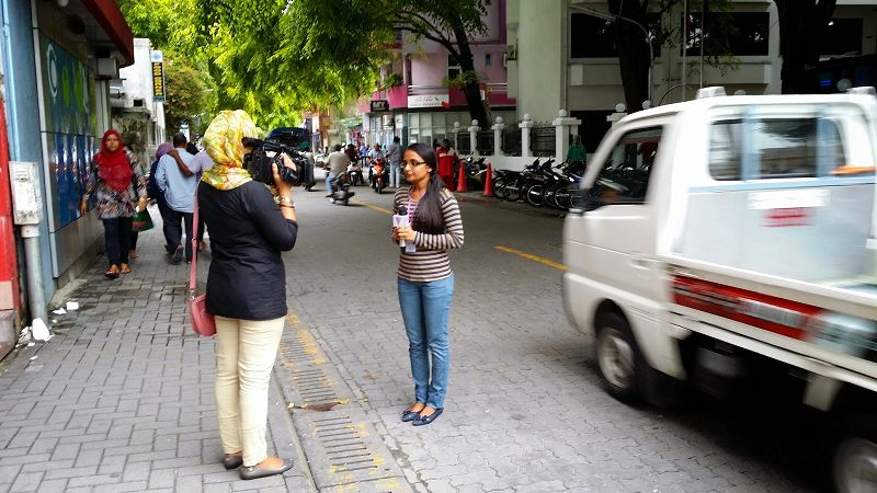 Các nhà báo trên đường phố Malé