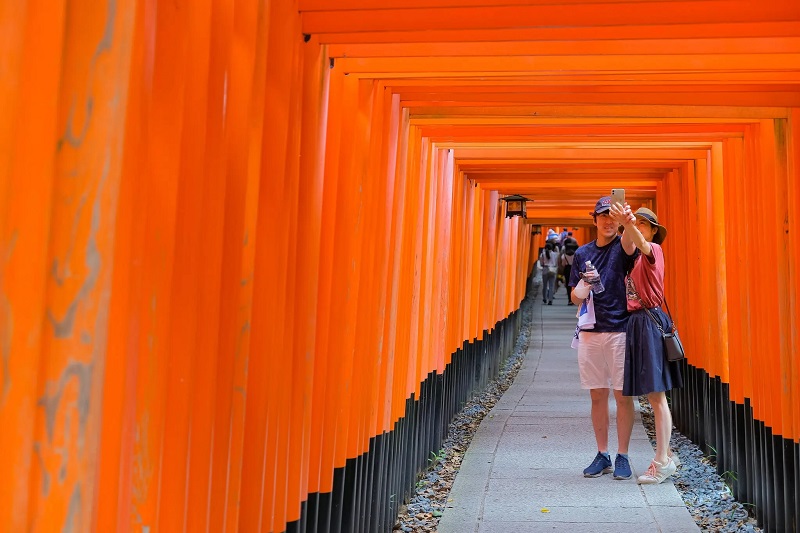 Cổng tori màu cam nổi tiếng ở đền Fushimi Inari vẫn là một điểm thu hút du khách.