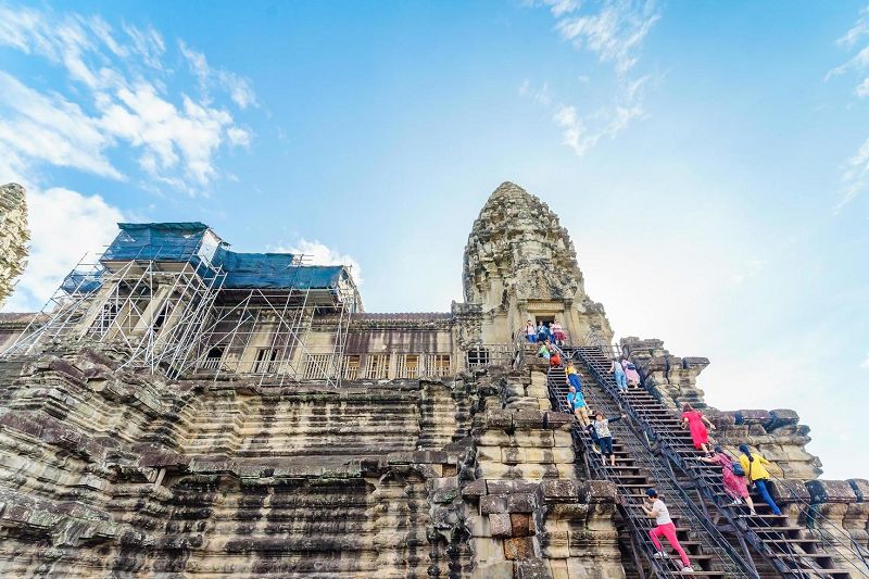 Để lên được tầng trên của đền Angkor, bạn phải leo lên những bậc thang dốc