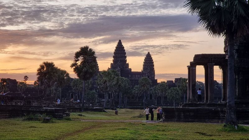 Đền Angkor Wat trong buổi sáng sớm. Ảnh: Ky Chamna