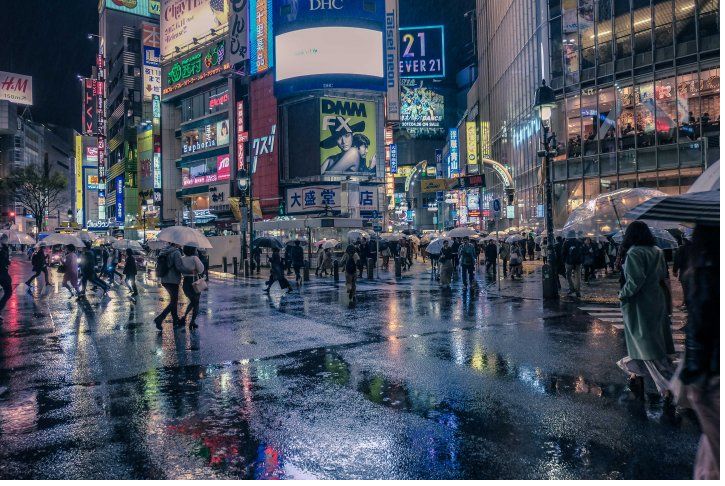 Đường phố Nhật Bản sau cơn mưa vào buổi tối