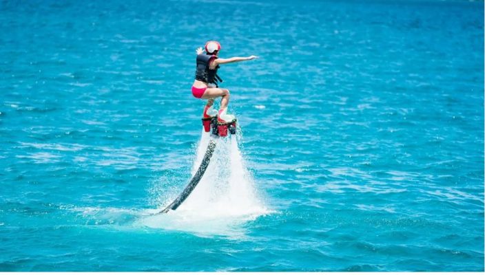Lướt ván bay ở Maldives