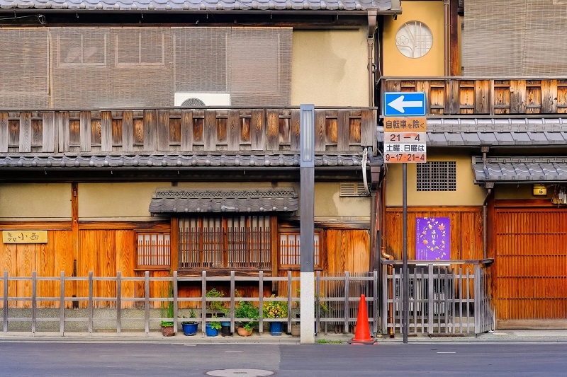 Mọi người đến thăm Kyoto để xem kiến trúc truyền thống, như trên Phố Hanamikoji ở quận Gion.