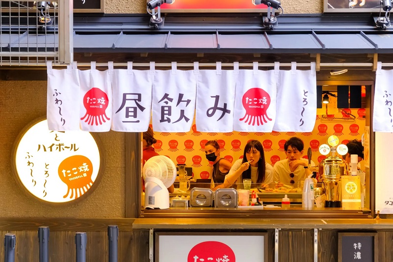 Một nhà hàng tại chợ Nishiki của Kyoto. Trước khi đại dịch xảy ra, khu chợ này bị du khách tràn ngập và đăng những lời khuyến cáo về hành vi xấu. Bây giờ nó đang sử dụng một cách tiếp cận nhẹ nhàng hơn.
