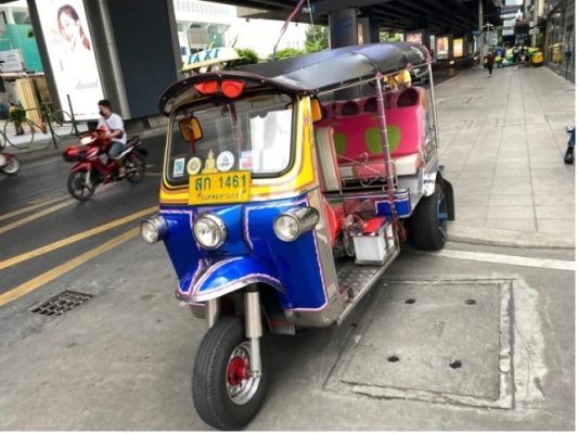 Này, tài xế xe tuk-tuk Thái Lan! Hãy đưa chúng tôi đến nhà hàng Thái tốt nhất ở Bangkok!