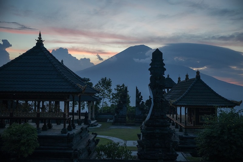 Ngôi đền Lempuyang Luhur 1 với nền núi Agung