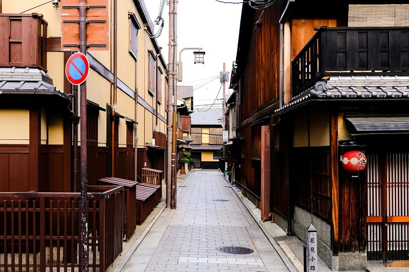 Phố Hanamikoji là điển hình của kiến trúc lịch sử của Kyoto và đã bị ảnh hưởng bởi hoạt động du lịch quốc tế ngừng hoạt động.