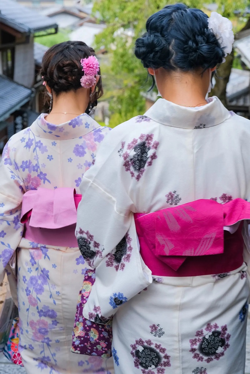 Phụ nữ trong trang phục truyền thống bên ngoài chùa Kiyomizu.
