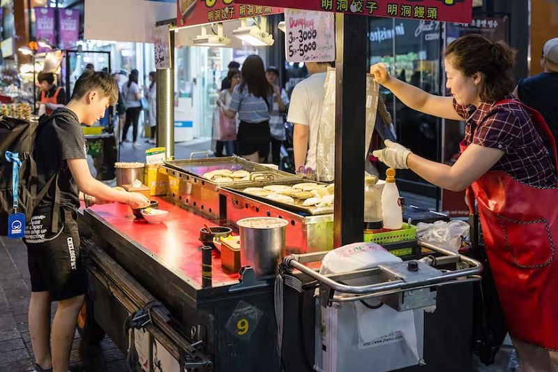 Quận Myeong-Dong là một điểm tuyệt vời để khám phá ẩm thực đường phố Hàn Quốc