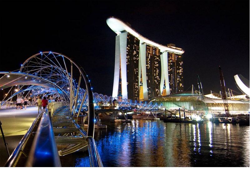 Trung tâm Hội nghị và Triển lãm Marina Bay Sands đầy màu sắc và rộng lớn ở Singapore