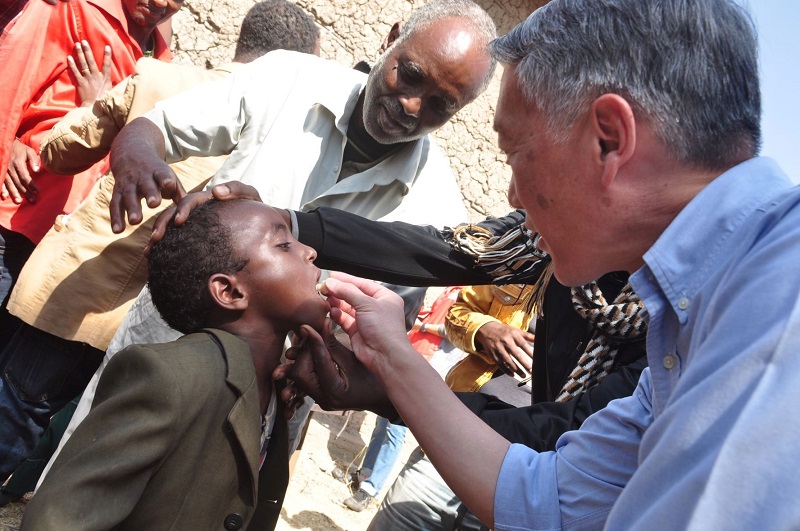 Bác sĩ Kim tiêm vắc-xin tả miệng cho một trẻ em ở Ethiopia vào năm 2015