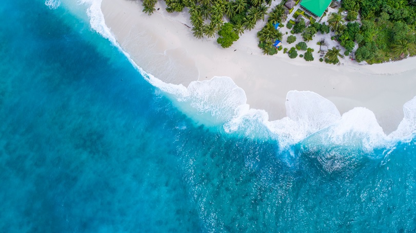 Bãi biển của Le Méridien Maldives Resort and Spa nhìn từ trên cao