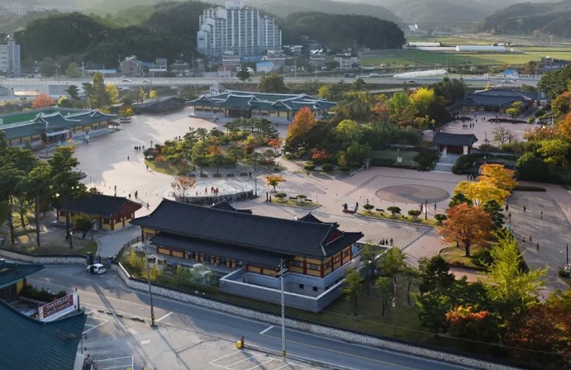 Các cuộc họp có thể được tổ chức tại Nhà Ojukheon & Bảo tàng Thành phố, nơi có truyền thống và kiến trúc chính thống của Hàn Quốc.