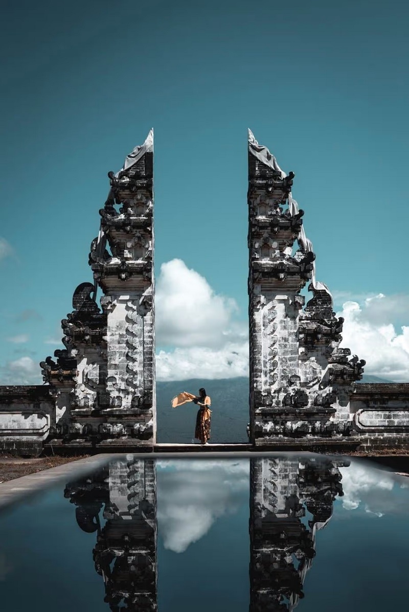 Chụp ảnh tại cổng thiên đường Bali