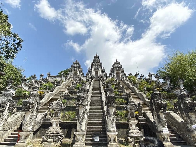 Có 3 đường bậc thang tại cổng thiên đường Bali