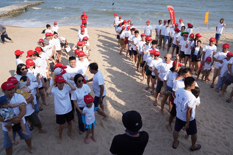 Công ty ACVN mặc trang phục áo màu trắng thể hiện tinh thần quyết thắng trong chương trình Tour du lịch kết hợp Team Building tại Long Hải