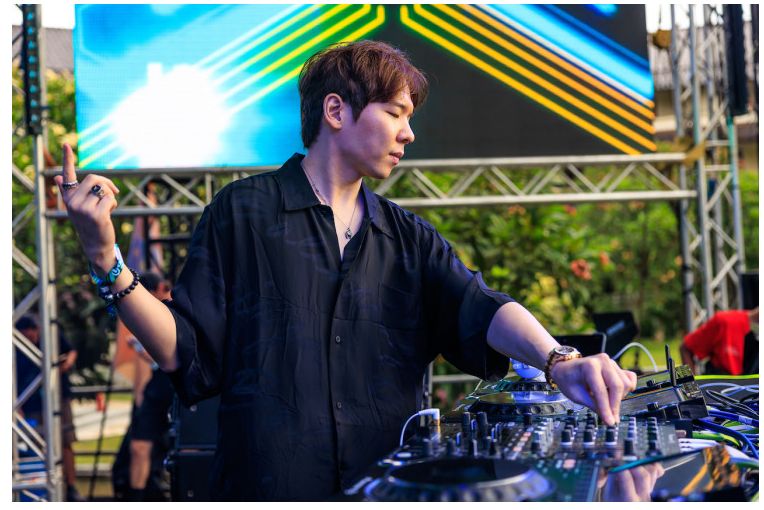 Sự ngất ngây bên bờ biển: DJ Hàn Quốc Raiden sắp xếp lại ca khúc 'Love Tonight' của Shouse khiến khán giả tại Ultra Beach Bali 2022 mê mẩn. (Rukes / Ultra Beach Bali) (Rukes / Ultra Beach Bali)