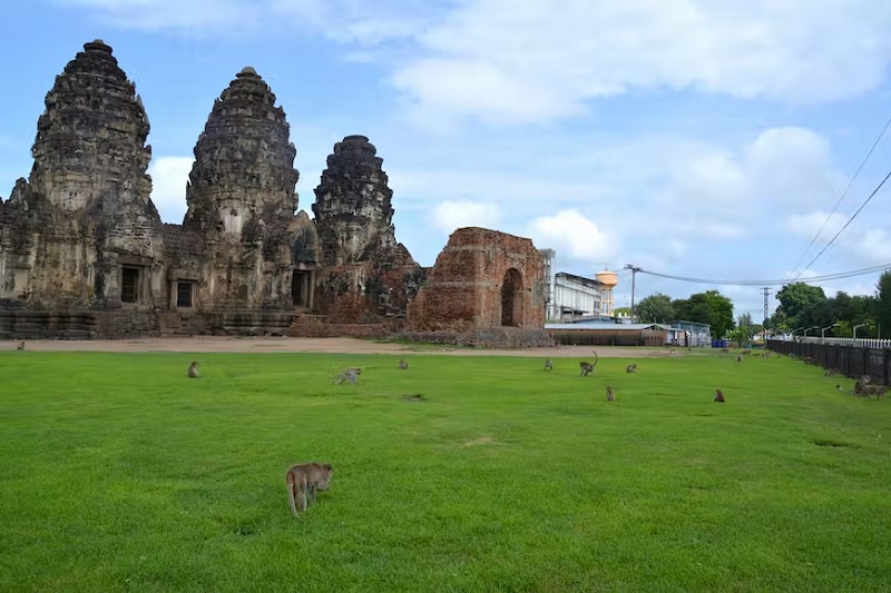 Đền Prang Sam Yot là một trong những địa danh nổi tiếng nhất của Lopburi, nơi khỉ chạy rông