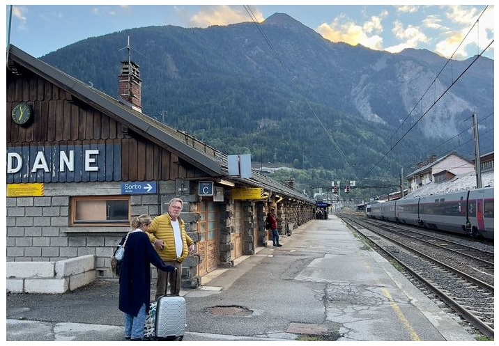Hành khách chờ tàu cao tốc đến Milan từ ga Modane trên dãy núi Alps của Pháp. Bạn có thể cảm nhận rõ hơn về văn hóa của một quốc gia tại một trong những thành phố nhỏ hơn trong khi tận hưởng mức giá thấp hơn và ít đám đông hơn.