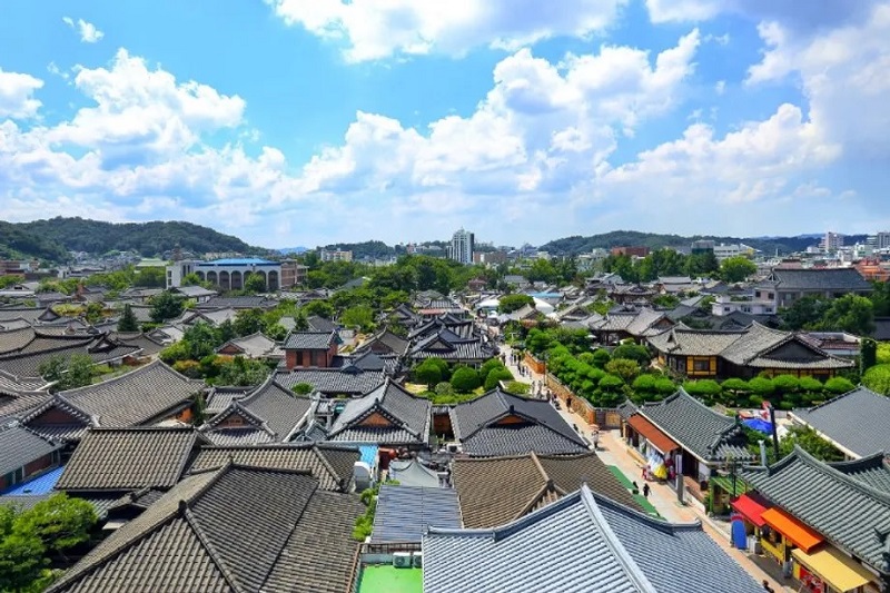 Khu phố gồm những ngôi nhà truyền thống của Hàn Quốc ở Jeonju là khu phố lớn nhất trong bất kỳ thành phố nào của Hàn Quốc.