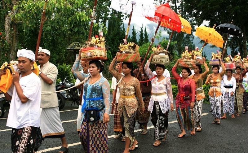 Lễ rước tang lễ của người Bali. Bạn sẽ thấy nhiều người khi bạn lái xe và có thể tham gia.