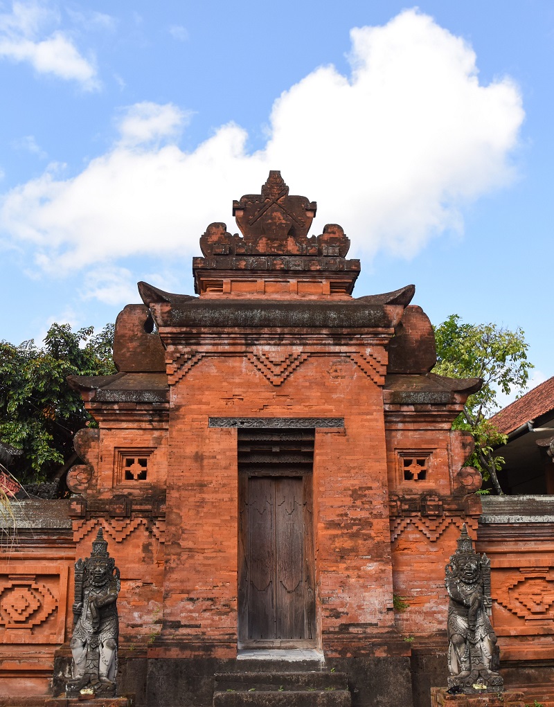 Một cánh cổng hẹp, giống như pháo đài, chẳng hạn như cổng này ở Denpasar, bảo vệ nhà cửa và đền thờ khỏi các thế lực tiêu cực.