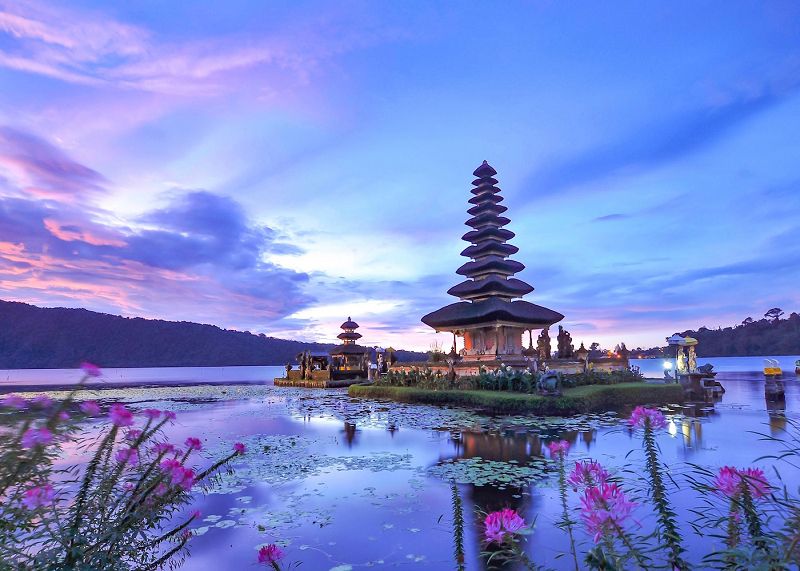 Một trong những điểm ngoạn mục nhất ở tây bắc Bali: ngôi đền nổi huyền bí trên Danau Beratan