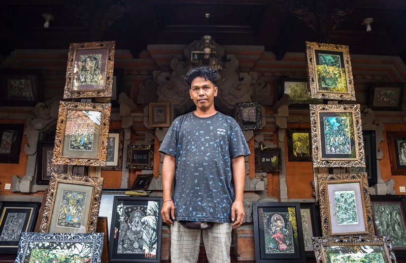 Nghệ sĩ I Wayan Gama trong ngôi nhà được thiết kế theo phong cách truyền thống của mình.