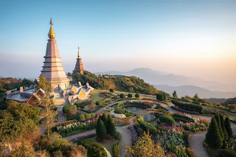 Ngôi chùa đôi đặc biệt trên đỉnh Doi Inthanon gần Chiang Mai