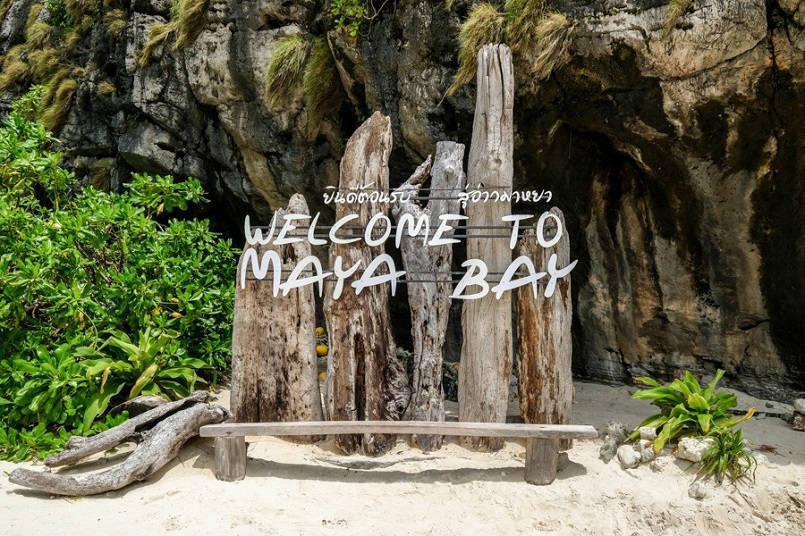 Tấm biển gỗ này chào đón bạn khi bạn vào Vịnh Maya.