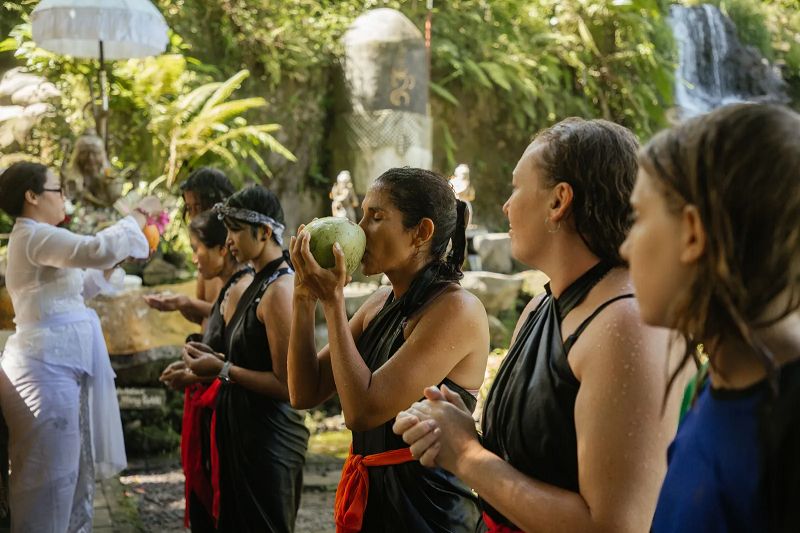 Trải nghiệm nghi lễ tẩy rửa Melukat của người Bali
